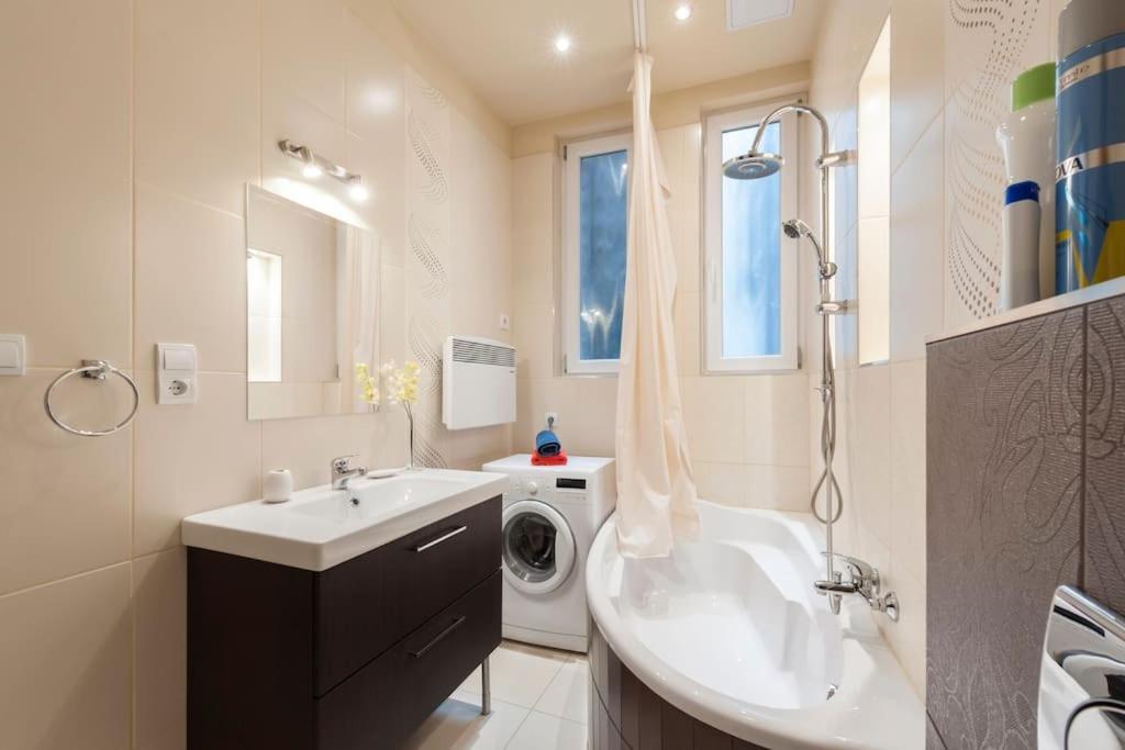 Szent Istvan Ter 4 Next To Basilica A 1 Bedroom Budapest Extérieur photo