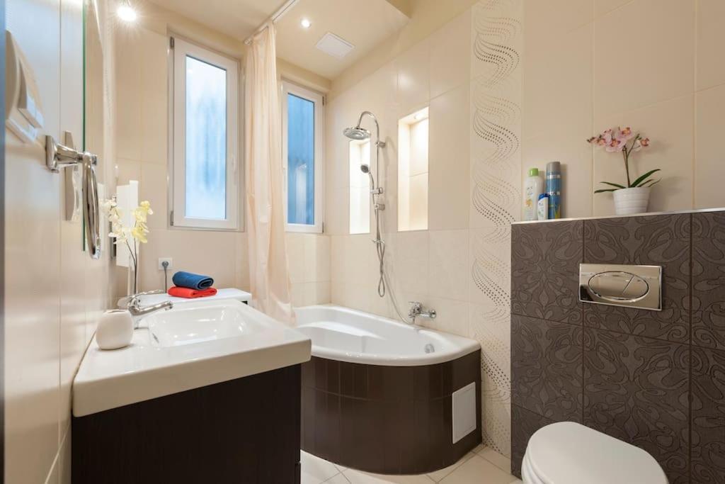 Szent Istvan Ter 4 Next To Basilica A 1 Bedroom Budapest Extérieur photo
